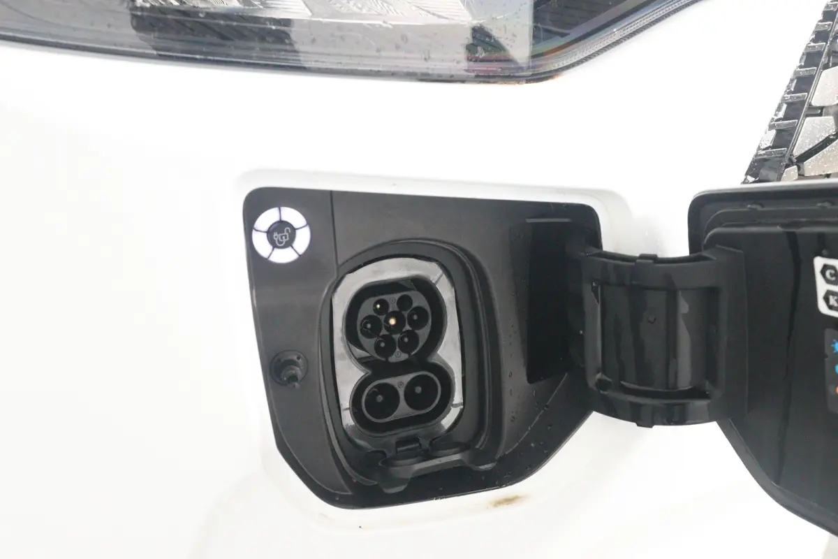 320 L1H1 Limited 71 kWh | Winterpack | Adap. Cruise Control | Trekhaak | Camera | | 13 polige trekhaak met Trailer Sway Control | 2 zitplaatsen rechtsvoor | 3-fase laadkabel mode 3 32A, 10 m