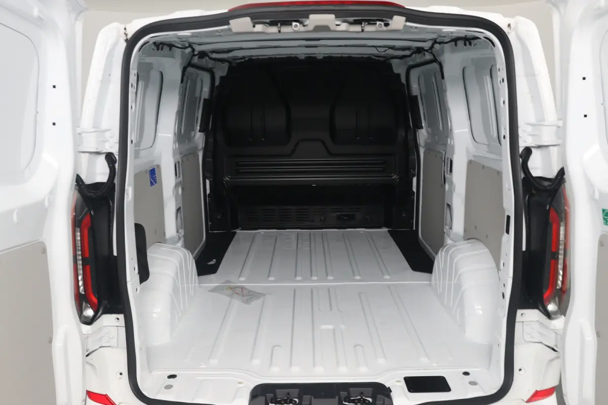 320 L1H1 Limited 71 kWh | Winterpack | Adap. Cruise Control | Trekhaak | Camera | | 13 polige trekhaak met Trailer Sway Control | 2 zitplaatsen rechtsvoor | 3-fase laadkabel mode 3 32A, 10 m
