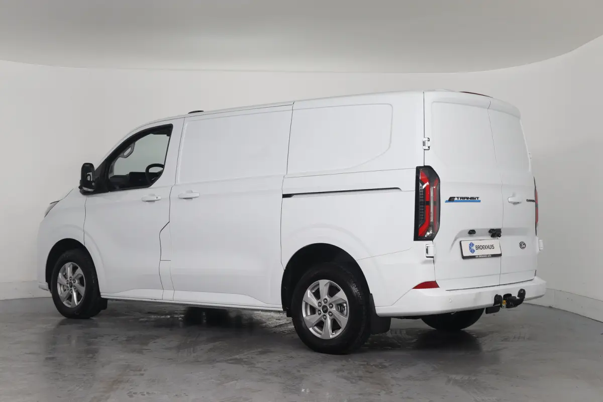 320 L1H1 Limited 71 kWh | Winterpack | Adap. Cruise Control | Trekhaak | Camera | | 13 polige trekhaak met Trailer Sway Control | 2 zitplaatsen rechtsvoor | 3-fase laadkabel mode 3 32A, 10 m