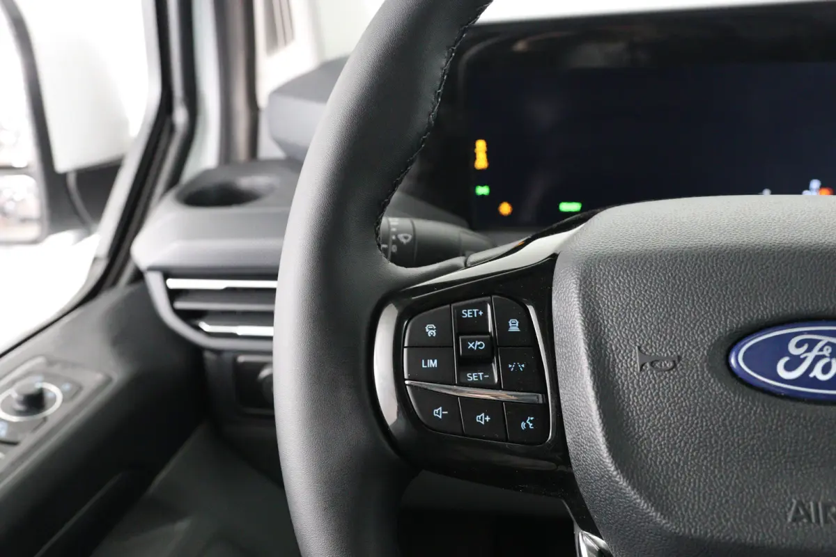 320 L1H1 Limited 71 kWh | Winterpack | Adap. Cruise Control | Trekhaak | Camera | | 13 polige trekhaak met Trailer Sway Control | 2 zitplaatsen rechtsvoor | 3-fase laadkabel mode 3 32A, 10 m