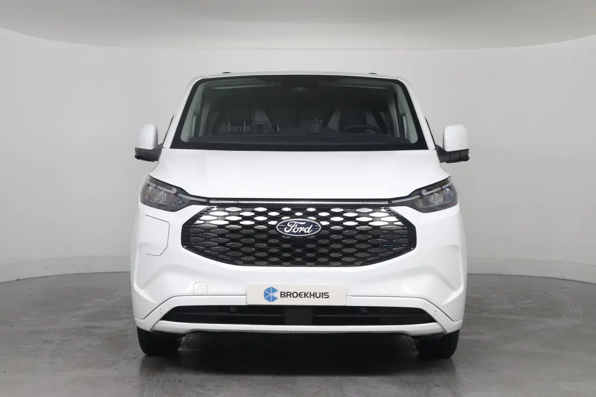 320 L1H1 Limited 71 kWh | Winterpack | Adap. Cruise Control | Trekhaak | Camera | | 13 polige trekhaak met Trailer Sway Control | 2 zitplaatsen rechtsvoor | 3-fase laadkabel mode 3 32A, 10 m