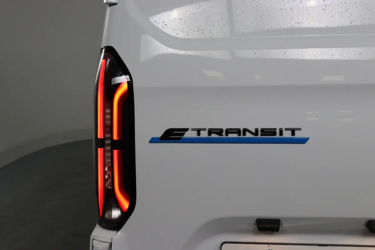 320 L1H1 Limited 71 kWh | Winterpack | Adap. Cruise Control | Trekhaak | Camera | | 13 polige trekhaak met Trailer Sway Control | 2 zitplaatsen rechtsvoor | 3-fase laadkabel mode 3 32A, 10 m