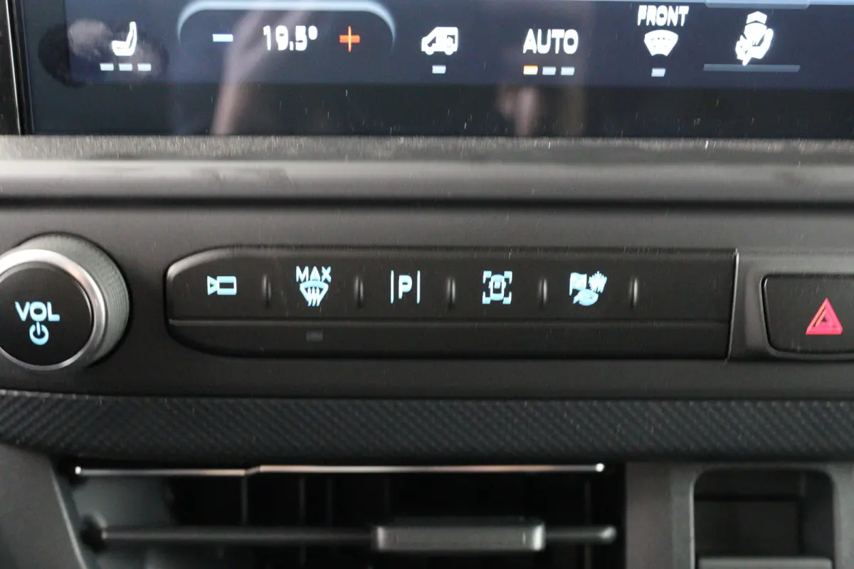 320 L1H1 Limited 71 kWh | Winterpack | Adap. Cruise Control | Trekhaak | Camera | | 13 polige trekhaak met Trailer Sway Control | 2 zitplaatsen rechtsvoor | 3-fase laadkabel mode 3 32A, 10 m