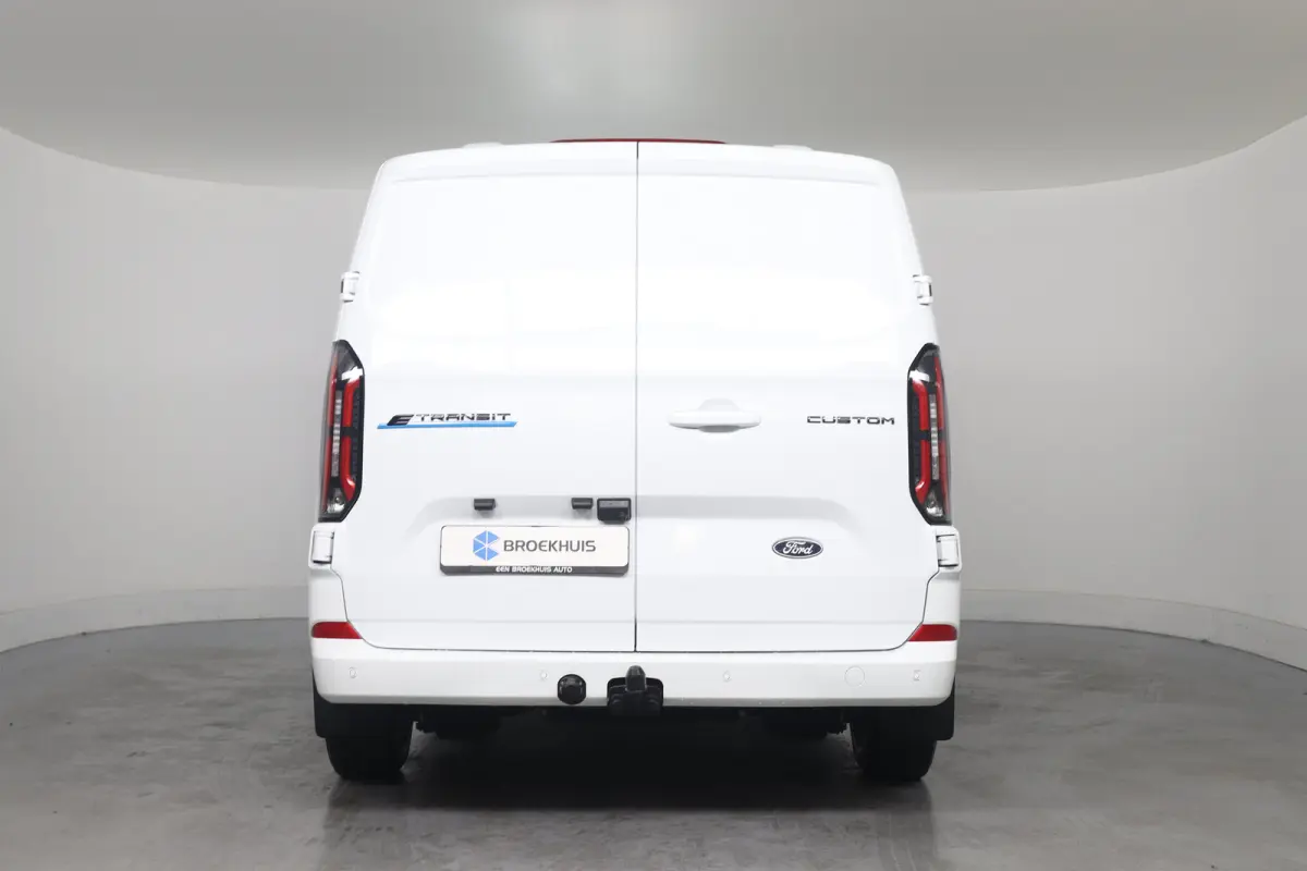 320 L1H1 Limited 71 kWh | Winterpack | Adap. Cruise Control | Trekhaak | Camera | | 13 polige trekhaak met Trailer Sway Control | 2 zitplaatsen rechtsvoor | 3-fase laadkabel mode 3 32A, 10 m