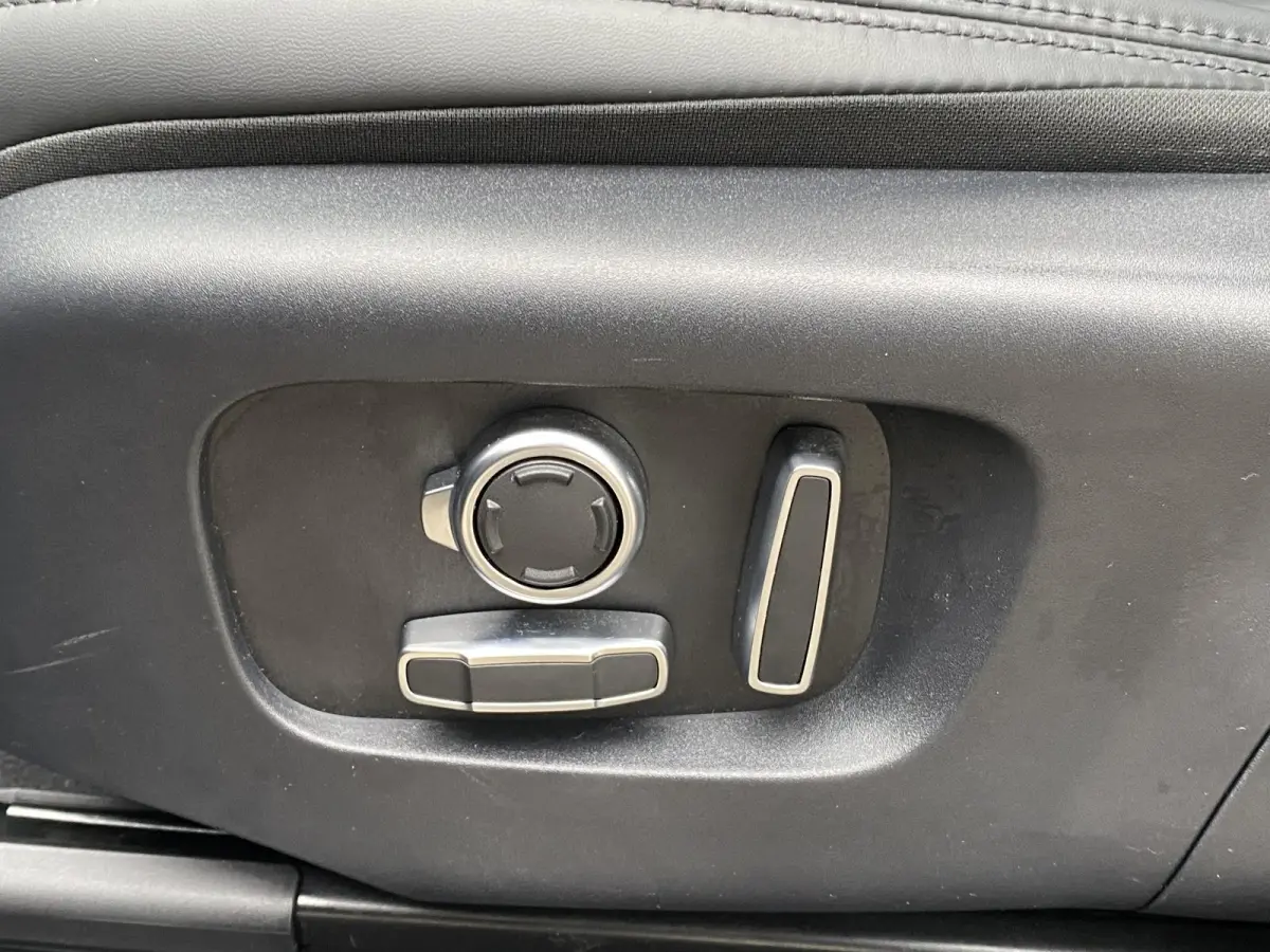 1.5 P300e AWD Autobiography / Automaat / NL-Auto / 1e-Eigenaar / 93,6% SOH / Dealer-Onderhouden / Vol-Leder / Alcantara-Dakhemel / Open-Panodak / Stuur- en Stoelverwarming / Stoelkoeling voo