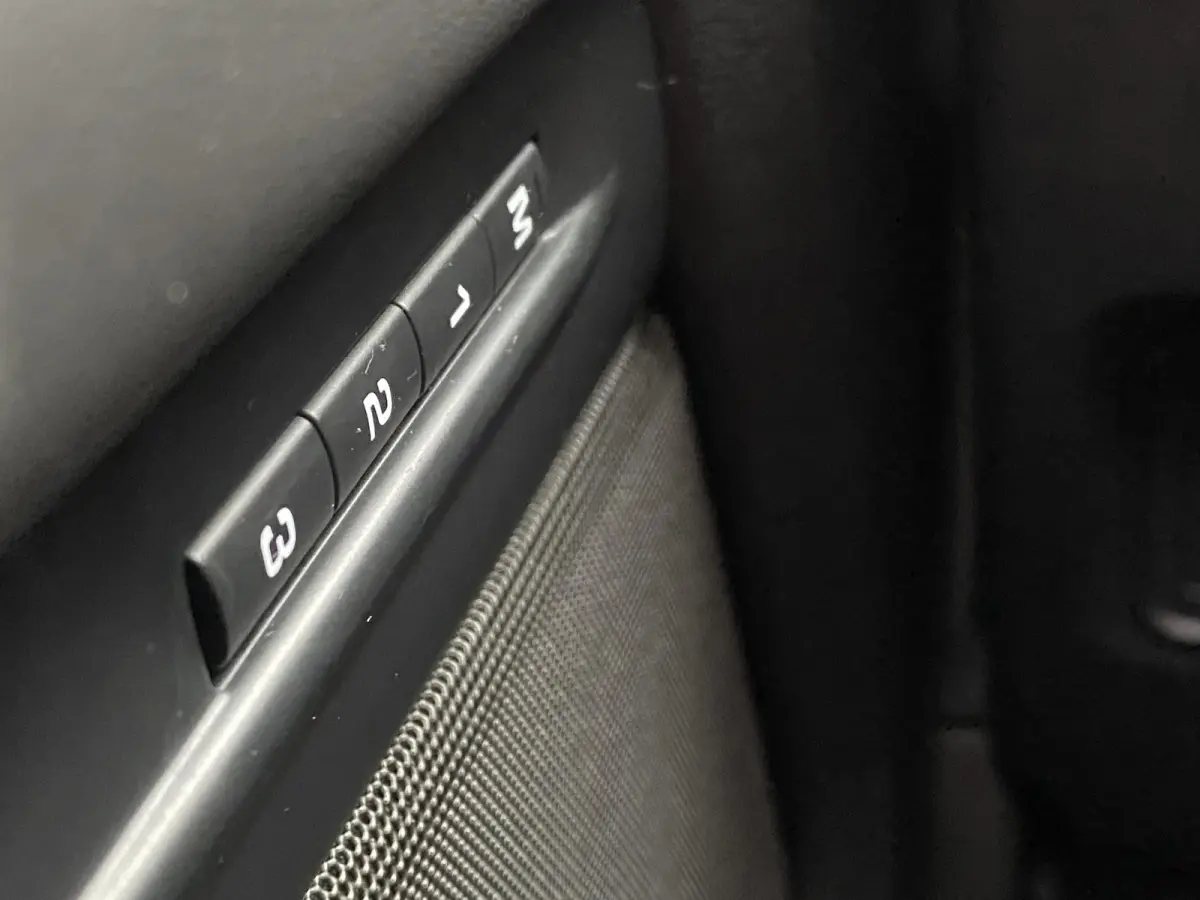 1.5 P300e AWD Autobiography / Automaat / NL-Auto / 1e-Eigenaar / 93,6% SOH / Dealer-Onderhouden / Vol-Leder / Alcantara-Dakhemel / Open-Panodak / Stuur- en Stoelverwarming / Stoelkoeling voo