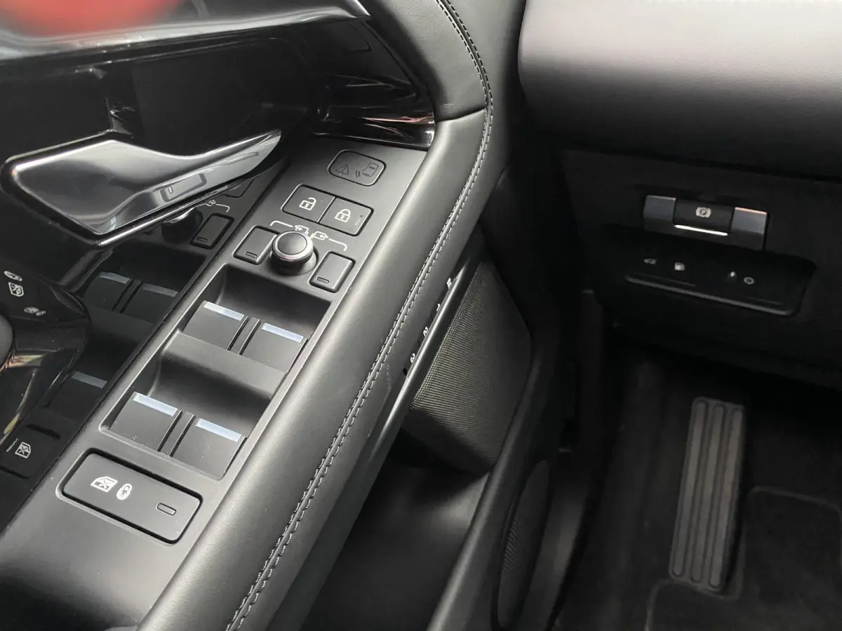 1.5 P300e AWD Autobiography / Automaat / NL-Auto / 1e-Eigenaar / 93,6% SOH / Dealer-Onderhouden / Vol-Leder / Alcantara-Dakhemel / Open-Panodak / Stuur- en Stoelverwarming / Stoelkoeling voo