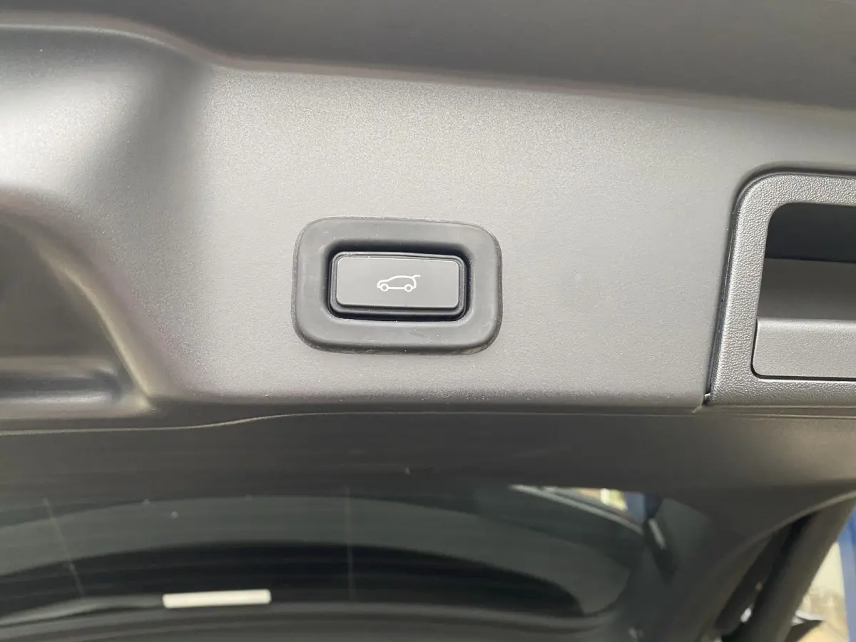 1.5 P300e AWD Autobiography / Automaat / NL-Auto / 1e-Eigenaar / 93,6% SOH / Dealer-Onderhouden / Vol-Leder / Alcantara-Dakhemel / Open-Panodak / Stuur- en Stoelverwarming / Stoelkoeling voo