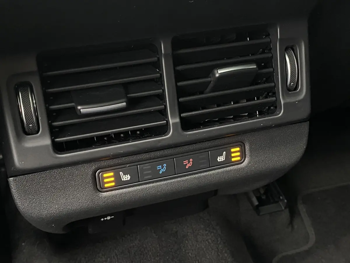 1.5 P300e AWD Autobiography / Automaat / NL-Auto / 1e-Eigenaar / 93,6% SOH / Dealer-Onderhouden / Vol-Leder / Alcantara-Dakhemel / Open-Panodak / Stuur- en Stoelverwarming / Stoelkoeling voo