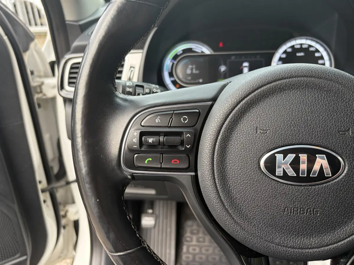 1.6 GDi Hybrid BusinessLine / Automaat / Stuur-/Stoelverwarming / Adaptieve Cruise-Control / Apple-Carplay & Android-Auto / Trekhaak / Climate-Control / Keyless / Radio-Bluetooth / Navi / Ca