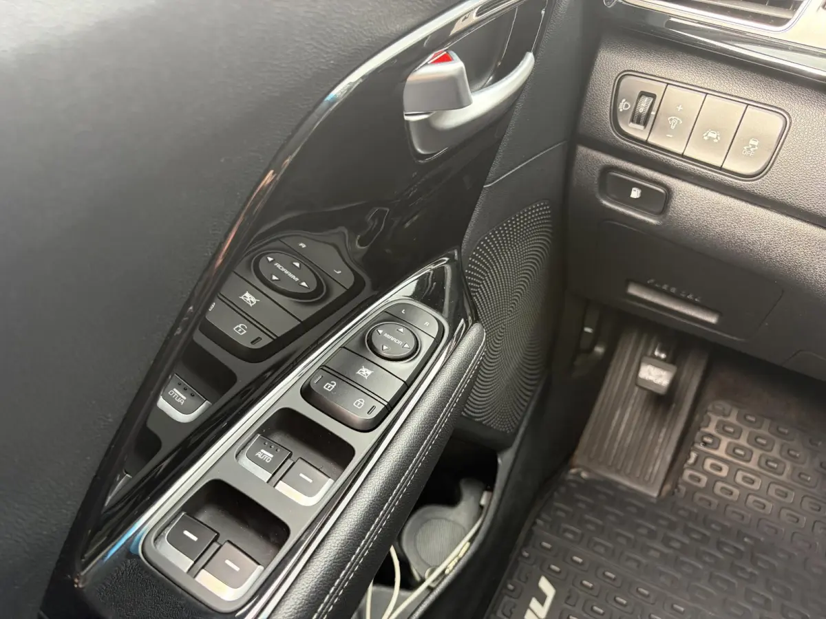 1.6 GDi Hybrid BusinessLine / Automaat / Stuur-/Stoelverwarming / Adaptieve Cruise-Control / Apple-Carplay & Android-Auto / Trekhaak / Climate-Control / Keyless / Radio-Bluetooth / Navi / Ca