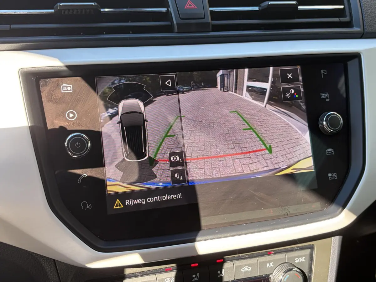 1.0 TSI Xcellence Business Intense / Automaat / NL-Auto / 76.000 KM / Adaptieve Cruise-Control / Apple-Carplay & Android-Auto / Draadloze-Telefoonlader / Keyless / Climate-Control / PDC met 