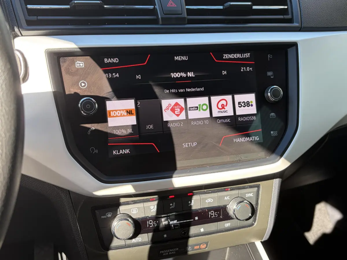 1.0 TSI Xcellence Business Intense / Automaat / NL-Auto / 76.000 KM / Adaptieve Cruise-Control / Apple-Carplay & Android-Auto / Draadloze-Telefoonlader / Keyless / Climate-Control / PDC met 