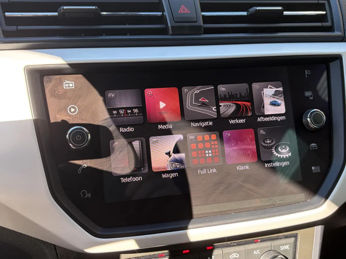 1.0 TSI Xcellence Business Intense / Automaat / NL-Auto / 76.000 KM / Adaptieve Cruise-Control / Apple-Carplay & Android-Auto / Draadloze-Telefoonlader / Keyless / Climate-Control / PDC met 