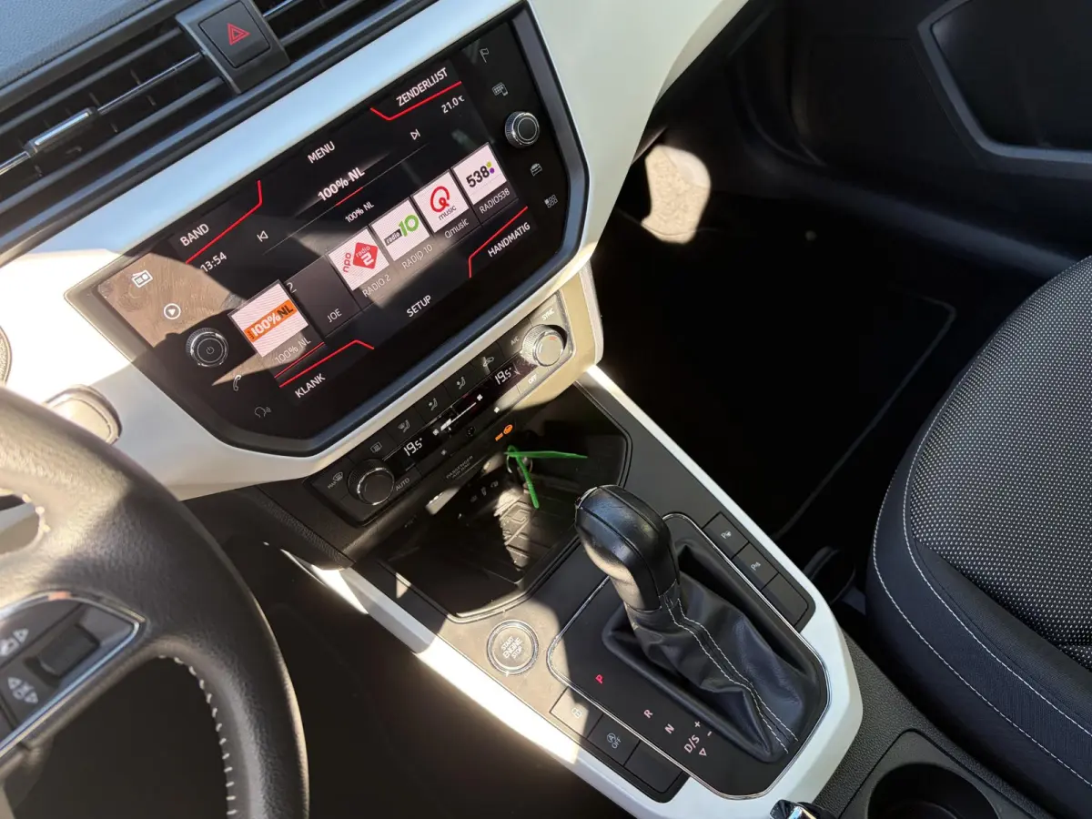 1.0 TSI Xcellence Business Intense / Automaat / NL-Auto / 76.000 KM / Adaptieve Cruise-Control / Apple-Carplay & Android-Auto / Draadloze-Telefoonlader / Keyless / Climate-Control / PDC met 