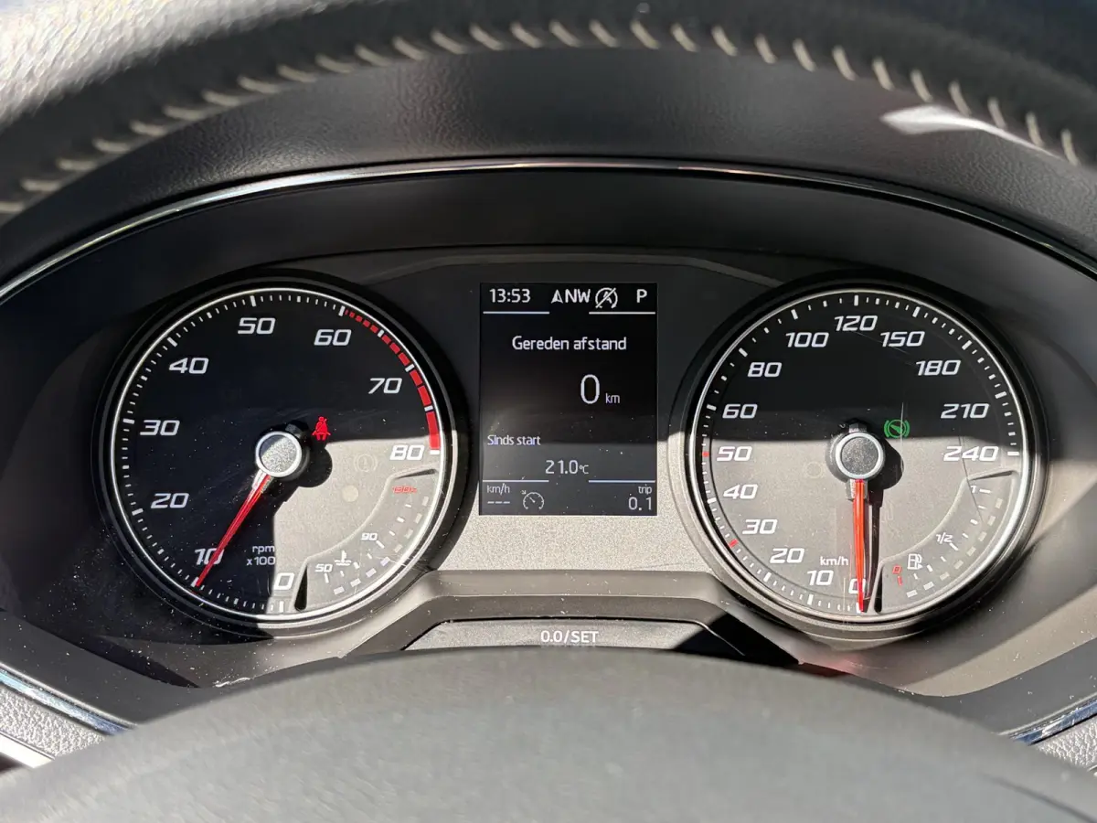 1.0 TSI Xcellence Business Intense / Automaat / NL-Auto / 76.000 KM / Adaptieve Cruise-Control / Apple-Carplay & Android-Auto / Draadloze-Telefoonlader / Keyless / Climate-Control / PDC met 