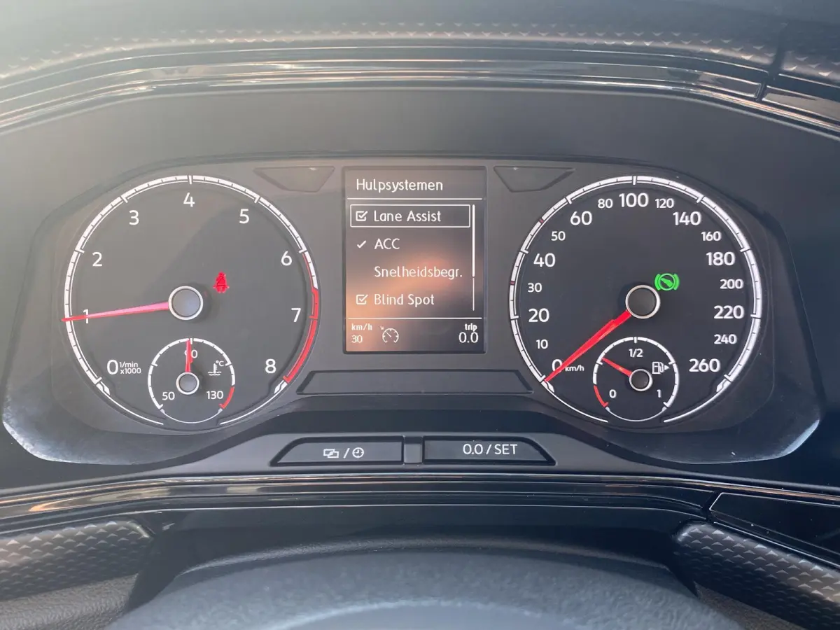 1.0 TSI Life / Automaat / 74.000 Km / Radio-Bluetooth / Navi / Stoelverwarming / adaptieve Cruise-Control / Climate-Control / Lane-Assist / Getint Glas / ELKTR-Pakket / PDC V+A / LMV 16'' / 