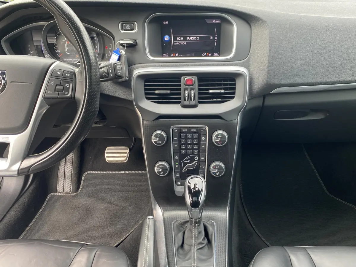 2.0 T4 Business Sport / NL-Auto / Vol-Leder / Panodak / Stoelverwarming / Cruise-Control / Climate-Control / Keyless / LED / Radio-Bluetooth / Navi / PDC met Camera / 17'' LMV / ENZ.