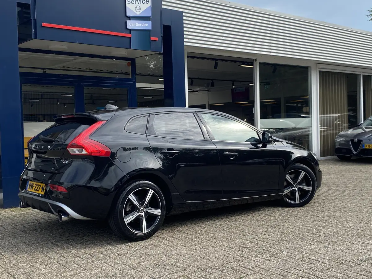 2.0 T4 Business Sport / NL-Auto / Vol-Leder / Panodak / Stoelverwarming / Cruise-Control / Climate-Control / Keyless / LED / Radio-Bluetooth / Navi / PDC met Camera / 17'' LMV / ENZ.