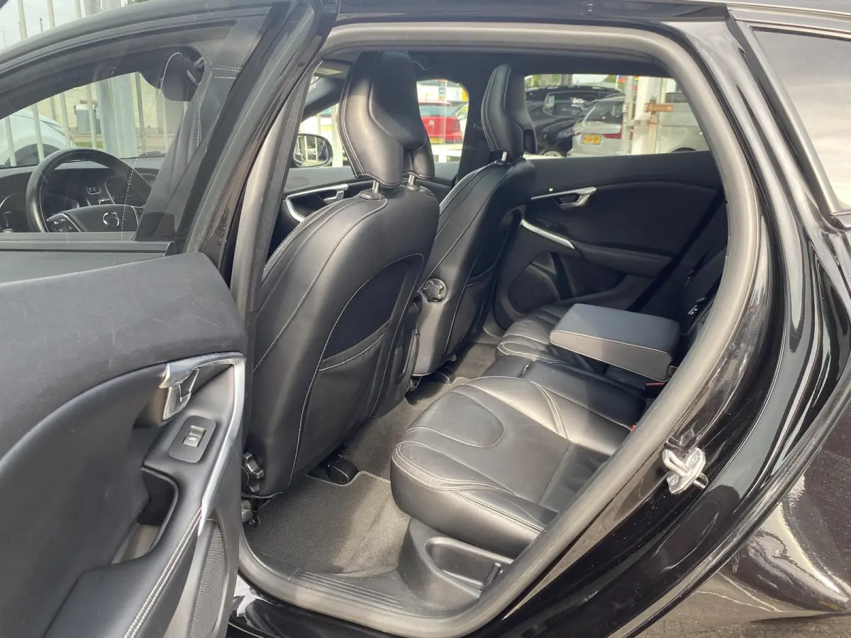 2.0 T4 Business Sport / NL-Auto / Vol-Leder / Panodak / Stoelverwarming / Cruise-Control / Climate-Control / Keyless / LED / Radio-Bluetooth / Navi / PDC met Camera / 17'' LMV / ENZ.