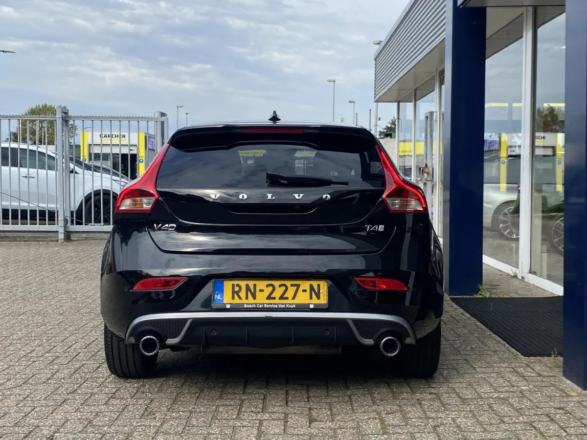 2.0 T4 Business Sport / NL-Auto / Vol-Leder / Panodak / Stoelverwarming / Cruise-Control / Climate-Control / Keyless / LED / Radio-Bluetooth / Navi / PDC met Camera / 17'' LMV / ENZ.