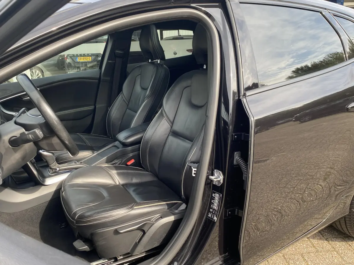2.0 T4 Business Sport / NL-Auto / Vol-Leder / Panodak / Stoelverwarming / Cruise-Control / Climate-Control / Keyless / LED / Radio-Bluetooth / Navi / PDC met Camera / 17'' LMV / ENZ.