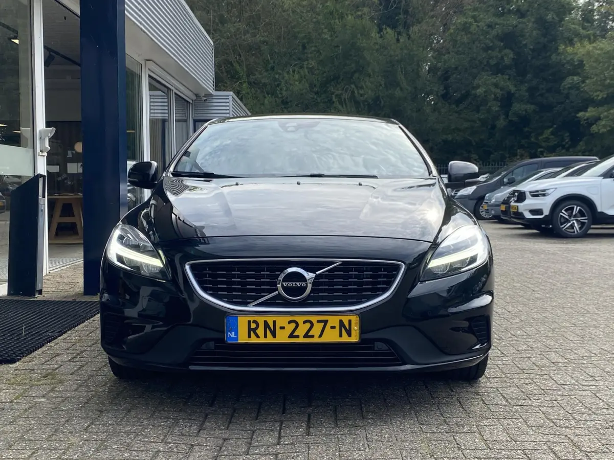 2.0 T4 Business Sport / NL-Auto / Vol-Leder / Panodak / Stoelverwarming / Cruise-Control / Climate-Control / Keyless / LED / Radio-Bluetooth / Navi / PDC met Camera / 17'' LMV / ENZ.