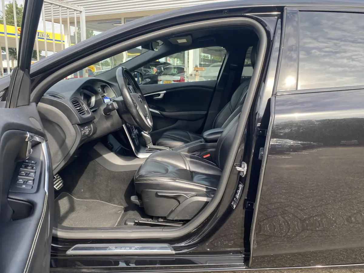 2.0 T4 Business Sport / NL-Auto / Vol-Leder / Panodak / Stoelverwarming / Cruise-Control / Climate-Control / Keyless / LED / Radio-Bluetooth / Navi / PDC met Camera / 17'' LMV / ENZ.
