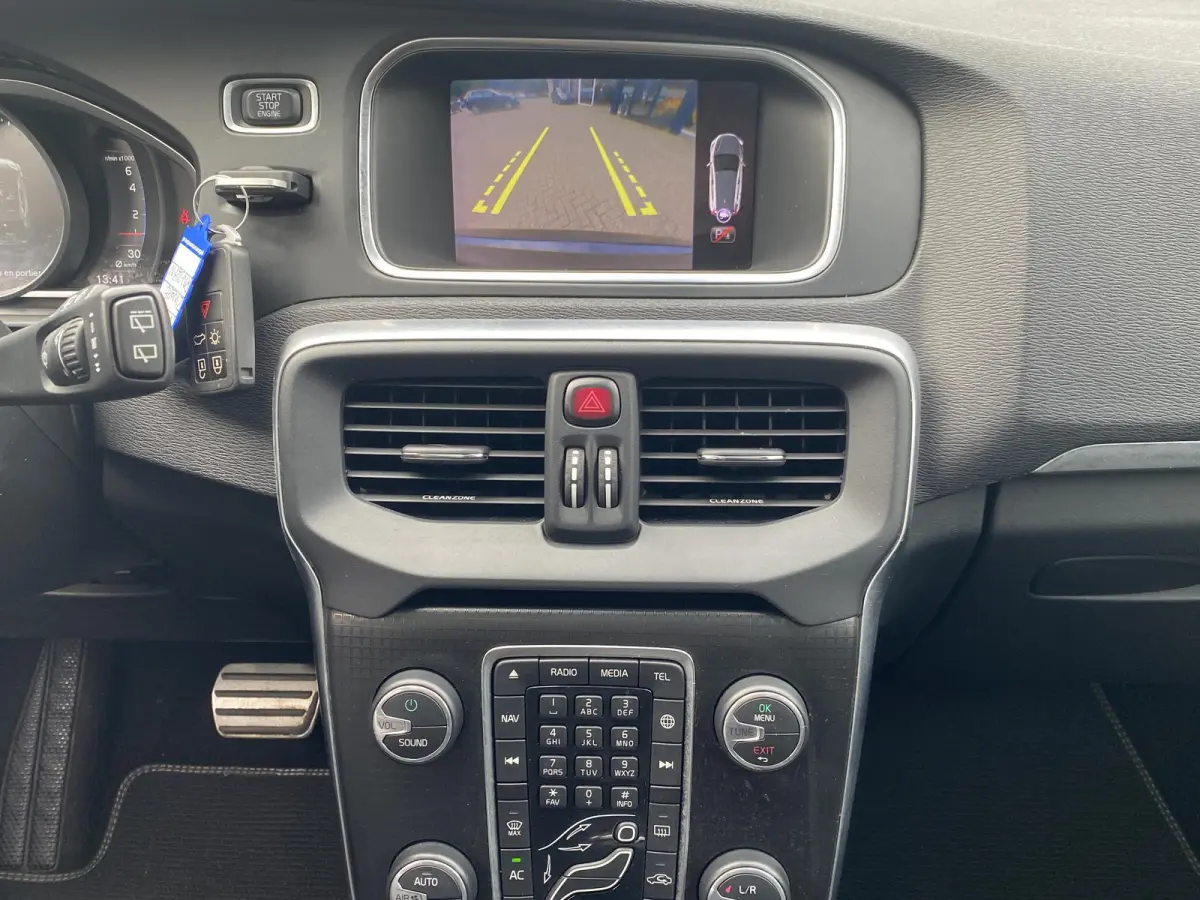 2.0 T4 Business Sport / NL-Auto / Vol-Leder / Panodak / Stoelverwarming / Cruise-Control / Climate-Control / Keyless / LED / Radio-Bluetooth / Navi / PDC met Camera / 17'' LMV / ENZ.