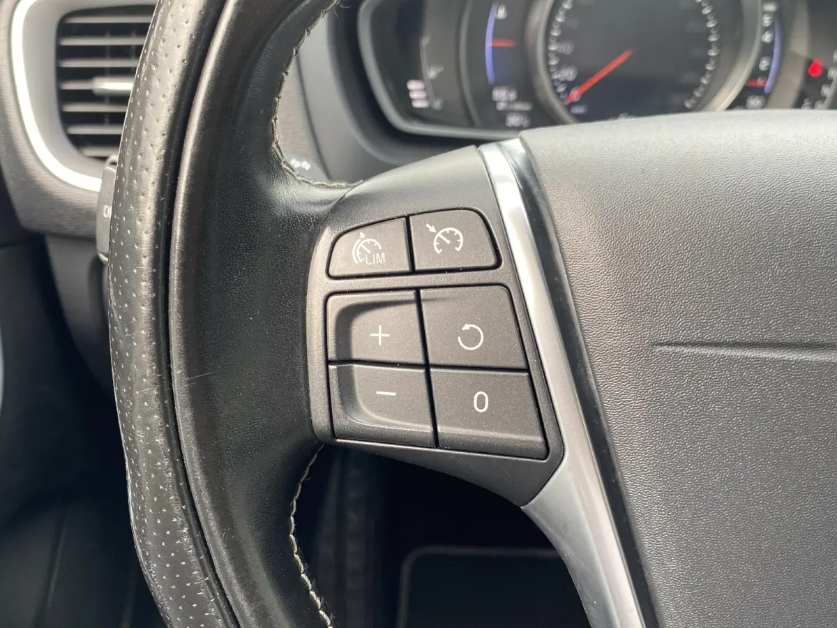 2.0 T4 Business Sport / NL-Auto / Vol-Leder / Panodak / Stoelverwarming / Cruise-Control / Climate-Control / Keyless / LED / Radio-Bluetooth / Navi / PDC met Camera / 17'' LMV / ENZ.