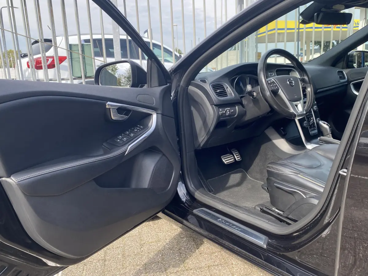 2.0 T4 Business Sport / NL-Auto / Vol-Leder / Panodak / Stoelverwarming / Cruise-Control / Climate-Control / Keyless / LED / Radio-Bluetooth / Navi / PDC met Camera / 17'' LMV / ENZ.