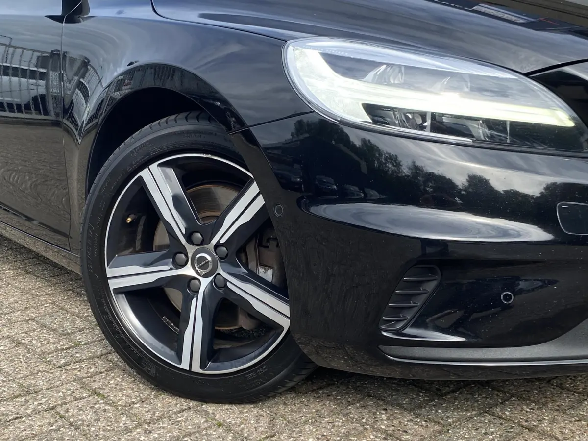 2.0 T4 Business Sport / NL-Auto / Vol-Leder / Panodak / Stoelverwarming / Cruise-Control / Climate-Control / Keyless / LED / Radio-Bluetooth / Navi / PDC met Camera / 17'' LMV / ENZ.