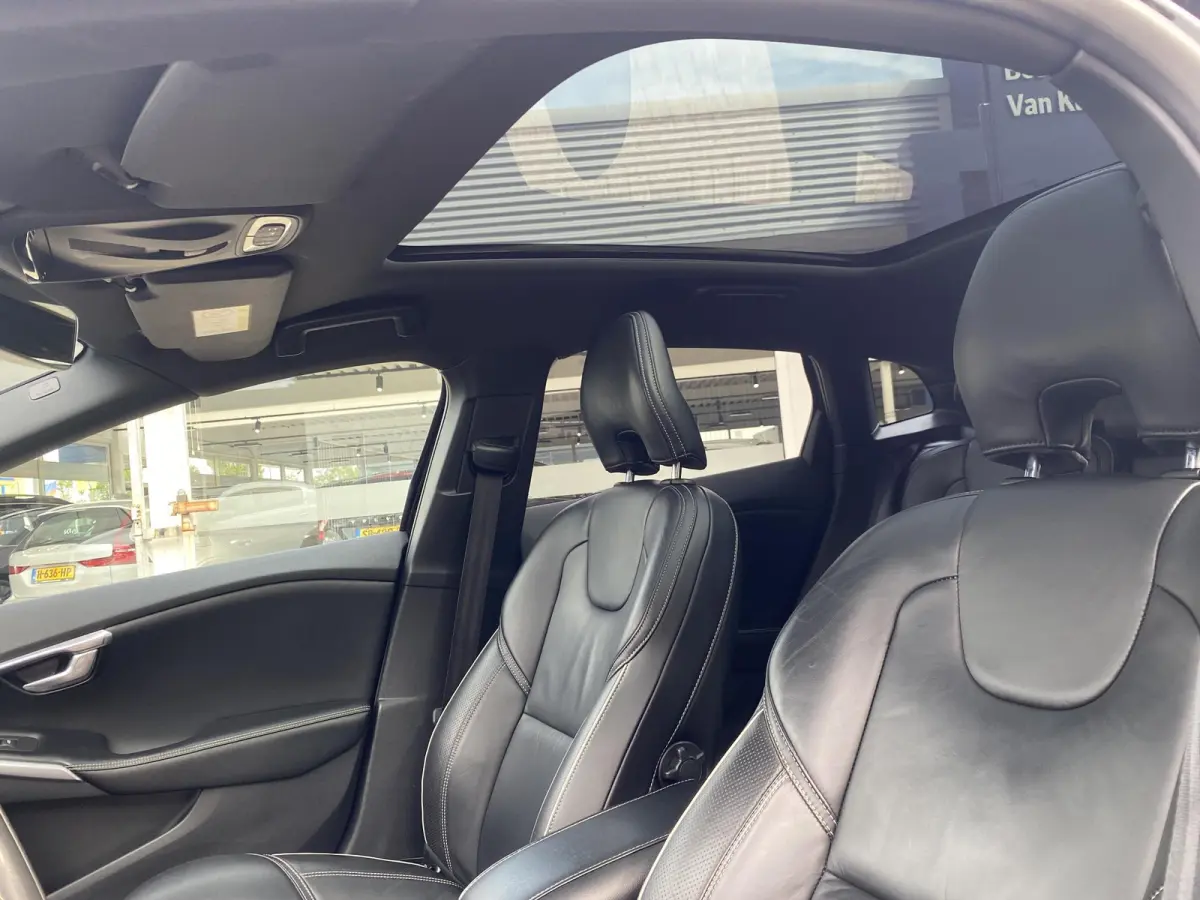 2.0 T4 Business Sport / NL-Auto / Vol-Leder / Panodak / Stoelverwarming / Cruise-Control / Climate-Control / Keyless / LED / Radio-Bluetooth / Navi / PDC met Camera / 17'' LMV / ENZ.