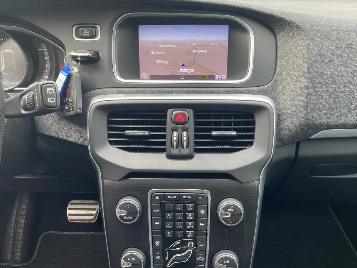 2.0 T4 Business Sport / NL-Auto / Vol-Leder / Panodak / Stoelverwarming / Cruise-Control / Climate-Control / Keyless / LED / Radio-Bluetooth / Navi / PDC met Camera / 17'' LMV / ENZ.