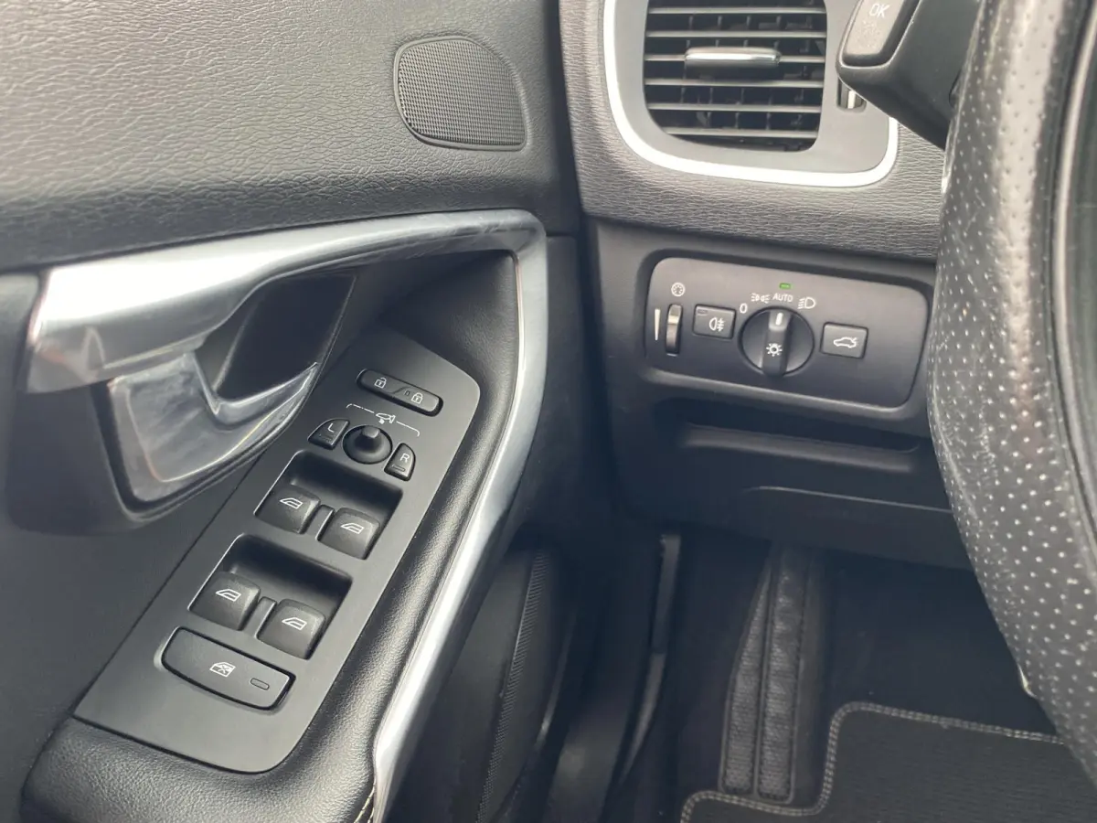 2.0 T4 Business Sport / NL-Auto / Vol-Leder / Panodak / Stoelverwarming / Cruise-Control / Climate-Control / Keyless / LED / Radio-Bluetooth / Navi / PDC met Camera / 17'' LMV / ENZ.