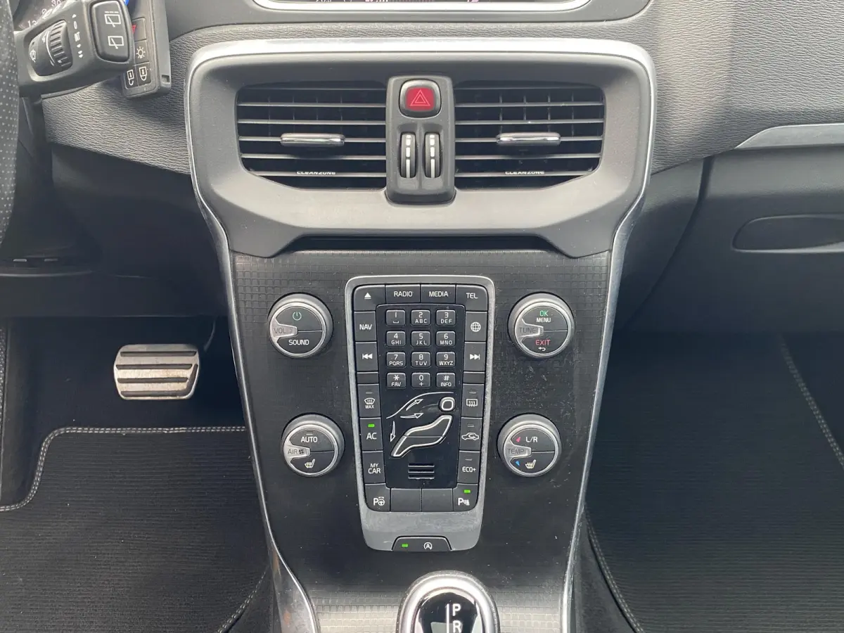 2.0 T4 Business Sport / NL-Auto / Vol-Leder / Panodak / Stoelverwarming / Cruise-Control / Climate-Control / Keyless / LED / Radio-Bluetooth / Navi / PDC met Camera / 17'' LMV / ENZ.