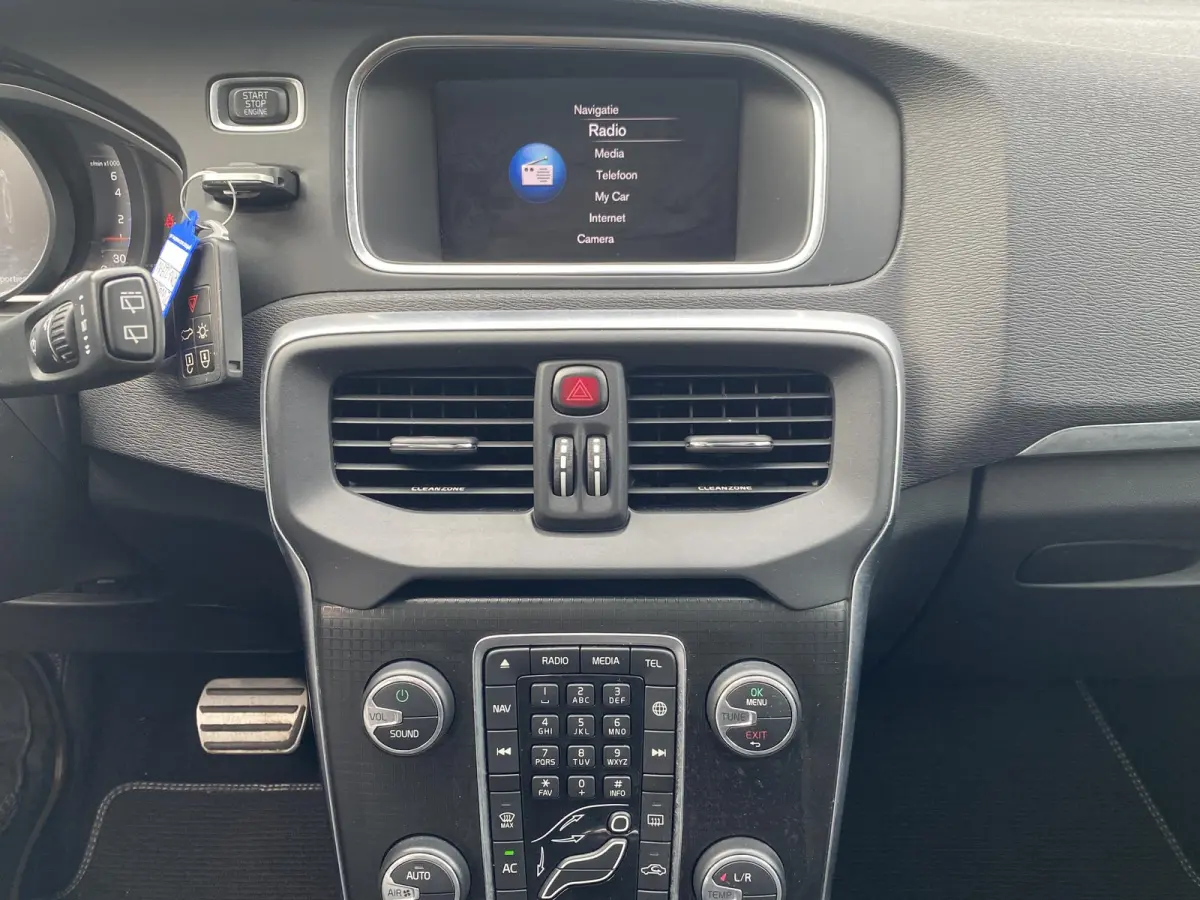 2.0 T4 Business Sport / NL-Auto / Vol-Leder / Panodak / Stoelverwarming / Cruise-Control / Climate-Control / Keyless / LED / Radio-Bluetooth / Navi / PDC met Camera / 17'' LMV / ENZ.