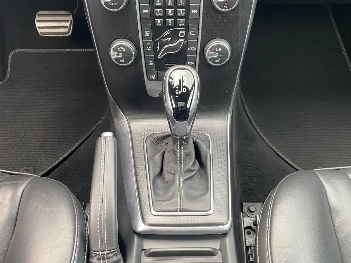 2.0 T4 Business Sport / NL-Auto / Vol-Leder / Panodak / Stoelverwarming / Cruise-Control / Climate-Control / Keyless / LED / Radio-Bluetooth / Navi / PDC met Camera / 17'' LMV / ENZ.
