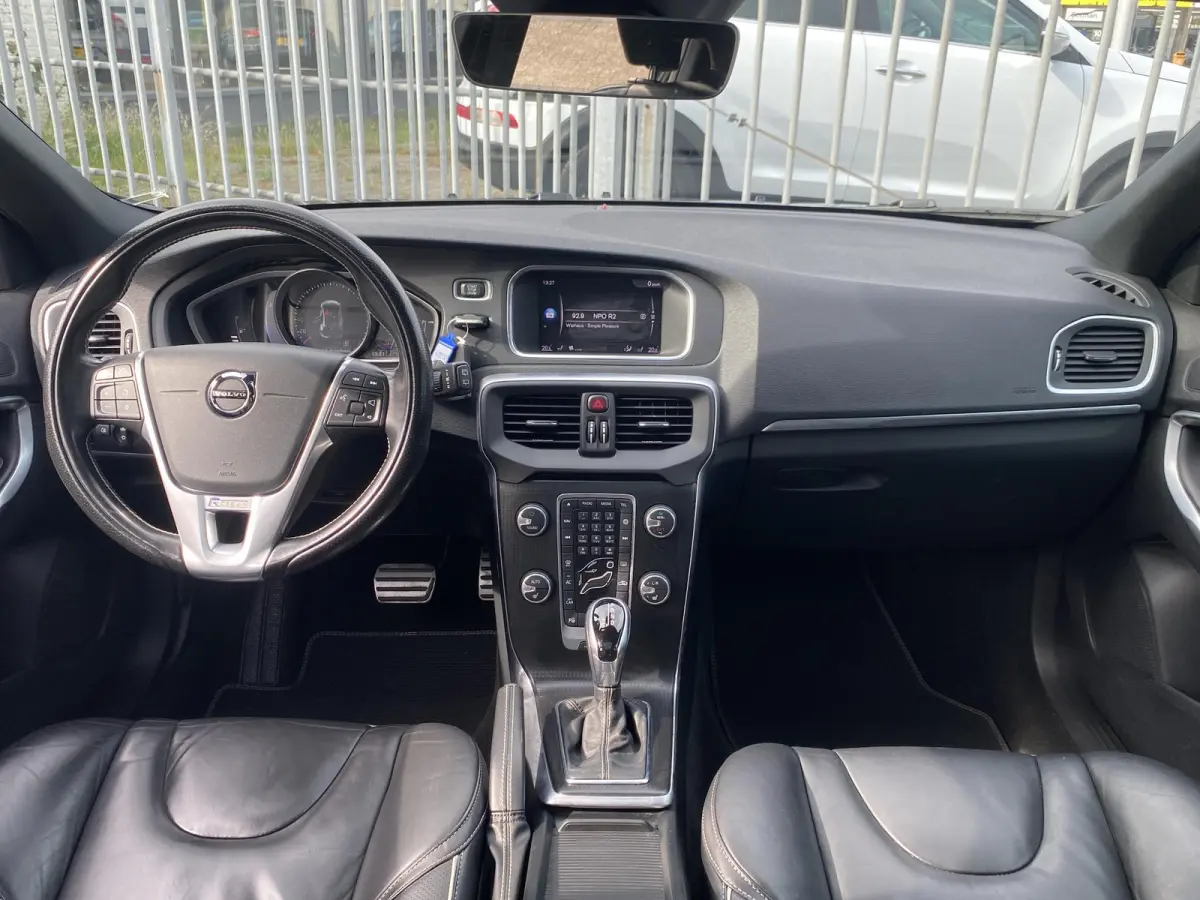 2.0 T4 Business Sport / NL-Auto / Vol-Leder / Panodak / Stoelverwarming / Cruise-Control / Climate-Control / Keyless / LED / Radio-Bluetooth / Navi / PDC met Camera / 17'' LMV / ENZ.