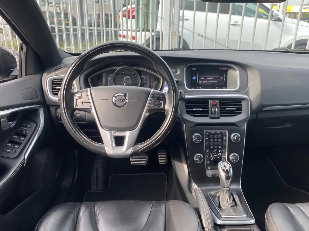 2.0 T4 Business Sport / NL-Auto / Vol-Leder / Panodak / Stoelverwarming / Cruise-Control / Climate-Control / Keyless / LED / Radio-Bluetooth / Navi / PDC met Camera / 17'' LMV / ENZ.