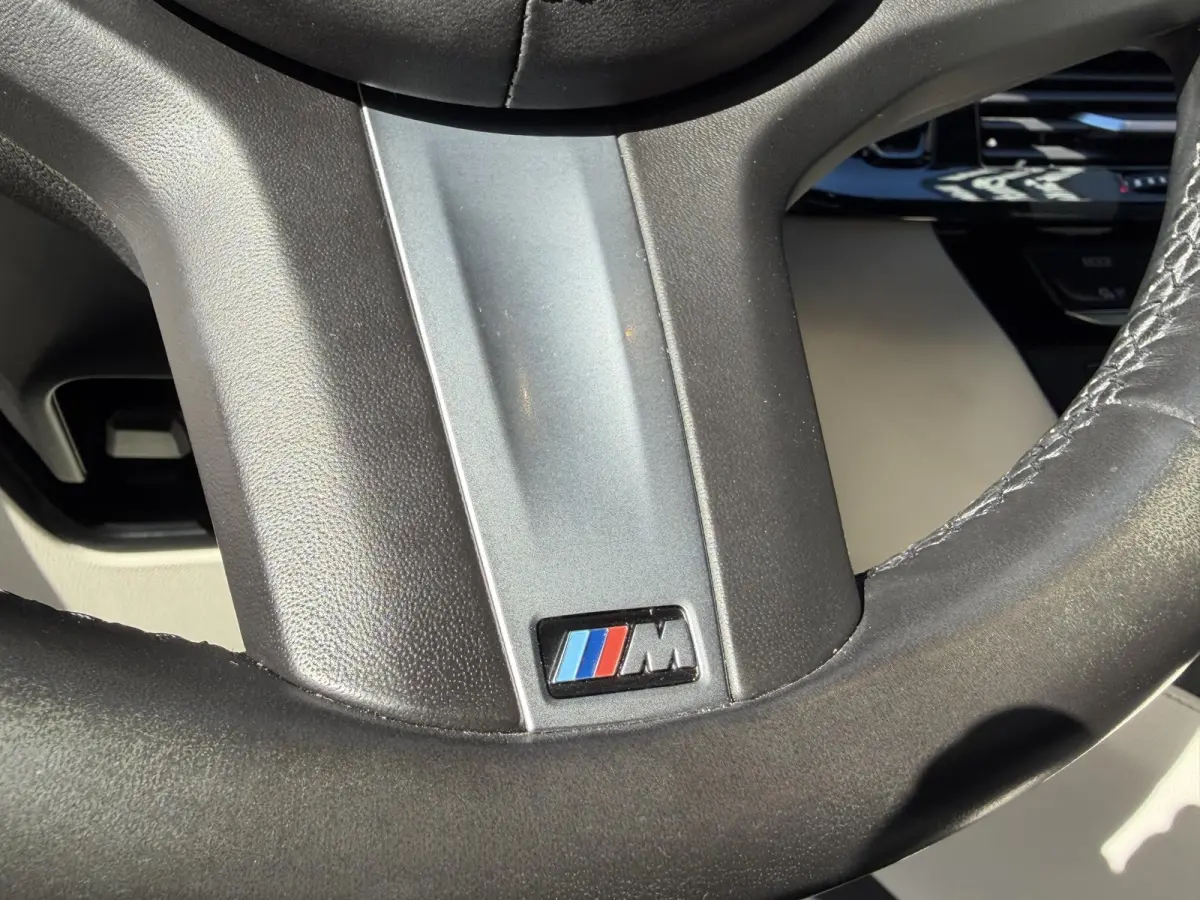 520i High Executive / M-Sport Pakket / Automaat / Dealer-Onderhouden / Head-Up Display / Vol-Lederen Sportstoelen / Elektr.-Verstelbare Stoelen met Geheugen / Elektr.-Wegklapbare Trekhaak / 