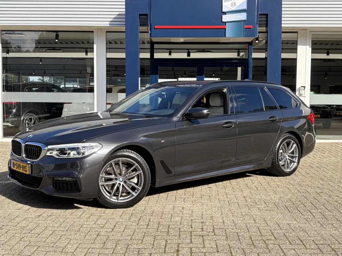 520i High Executive / M-Sport Pakket / Automaat / Dealer-Onderhouden / Head-Up Display / Vol-Lederen Sportstoelen / Elektr.-Verstelbare Stoelen met Geheugen / Elektr.-Wegklapbare Trekhaak / 