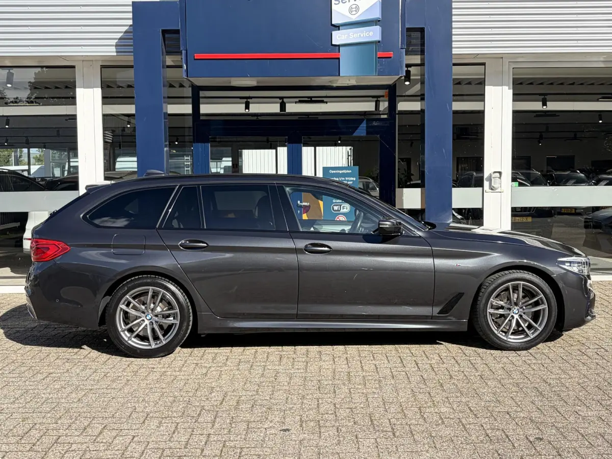 520i High Executive / M-Sport Pakket / Automaat / Dealer-Onderhouden / Head-Up Display / Vol-Lederen Sportstoelen / Elektr.-Verstelbare Stoelen met Geheugen / Elektr.-Wegklapbare Trekhaak / 