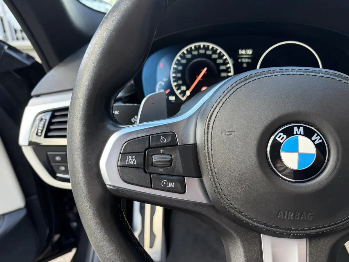 520i High Executive / M-Sport Pakket / Automaat / Dealer-Onderhouden / Head-Up Display / Vol-Lederen Sportstoelen / Elektr.-Verstelbare Stoelen met Geheugen / Elektr.-Wegklapbare Trekhaak / 
