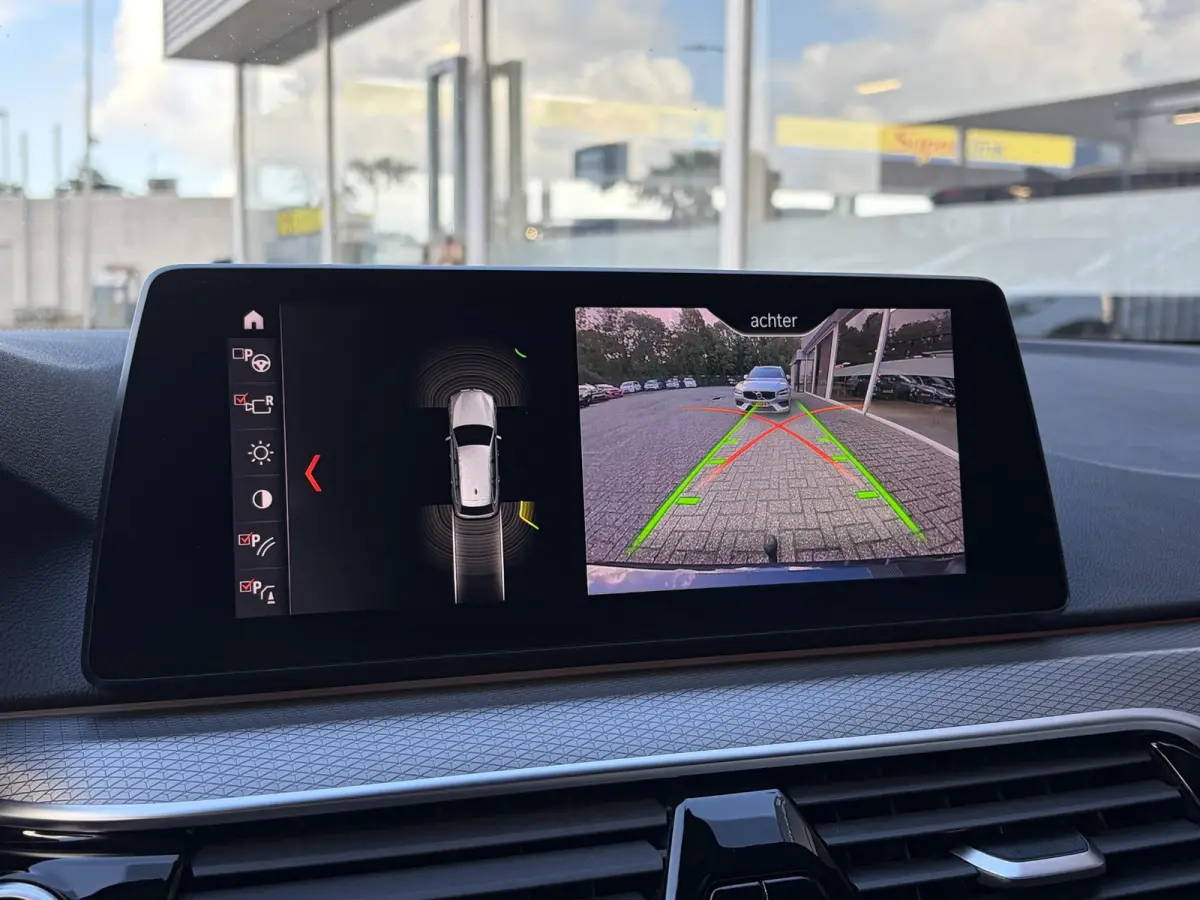 520i High Executive / M-Sport Pakket / Automaat / Dealer-Onderhouden / Head-Up Display / Vol-Lederen Sportstoelen / Elektr.-Verstelbare Stoelen met Geheugen / Elektr.-Wegklapbare Trekhaak / 