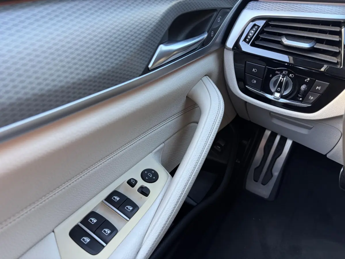 520i High Executive / M-Sport Pakket / Automaat / Dealer-Onderhouden / Head-Up Display / Vol-Lederen Sportstoelen / Elektr.-Verstelbare Stoelen met Geheugen / Elektr.-Wegklapbare Trekhaak / 