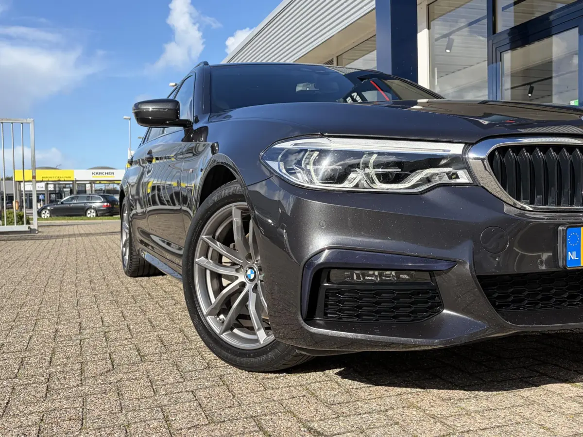 520i High Executive / M-Sport Pakket / Automaat / Dealer-Onderhouden / Head-Up Display / Vol-Lederen Sportstoelen / Elektr.-Verstelbare Stoelen met Geheugen / Elektr.-Wegklapbare Trekhaak / 