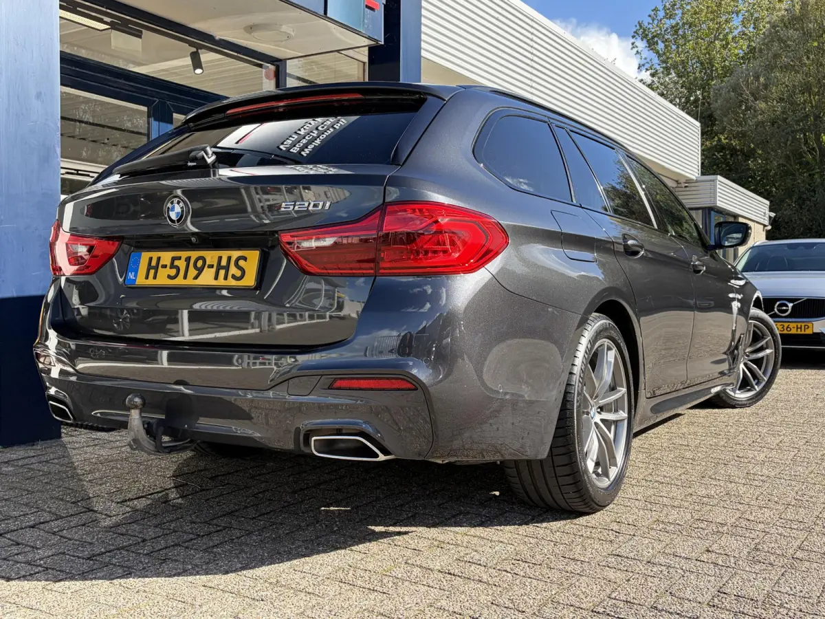 520i High Executive / M-Sport Pakket / Automaat / Dealer-Onderhouden / Head-Up Display / Vol-Lederen Sportstoelen / Elektr.-Verstelbare Stoelen met Geheugen / Elektr.-Wegklapbare Trekhaak / 