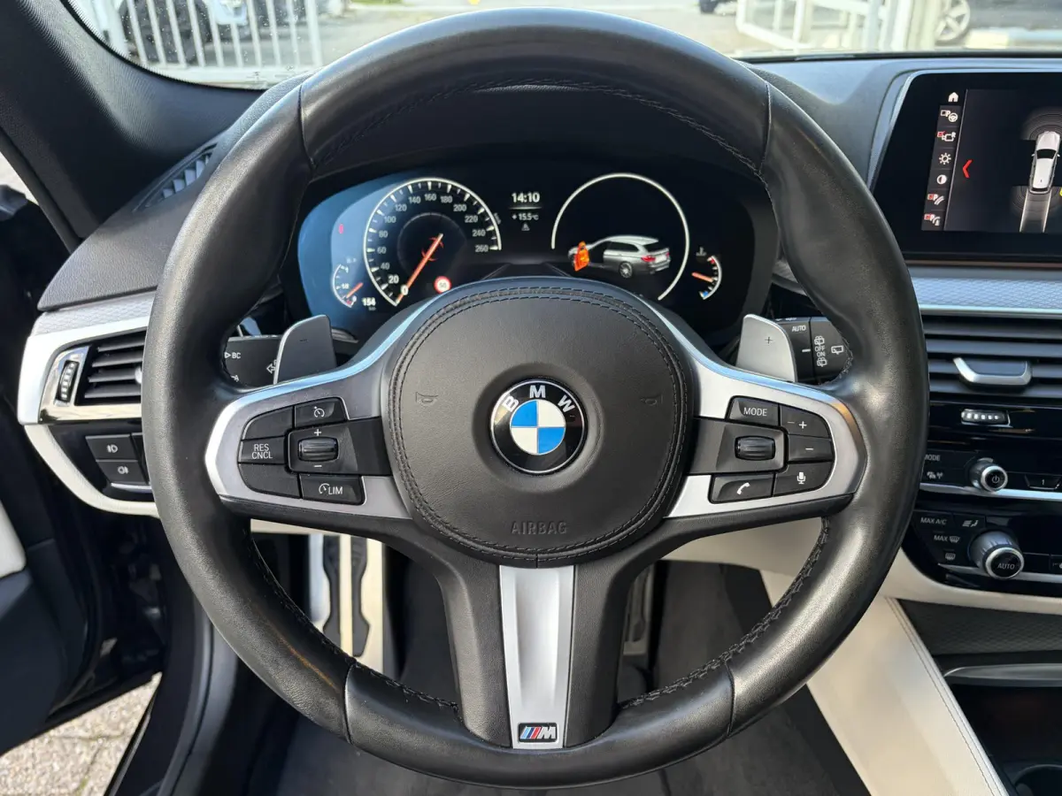 520i High Executive / M-Sport Pakket / Automaat / Dealer-Onderhouden / Head-Up Display / Vol-Lederen Sportstoelen / Elektr.-Verstelbare Stoelen met Geheugen / Elektr.-Wegklapbare Trekhaak / 