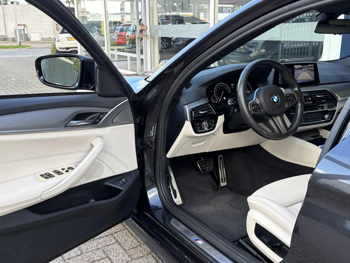 520i High Executive / M-Sport Pakket / Automaat / Dealer-Onderhouden / Head-Up Display / Vol-Lederen Sportstoelen / Elektr.-Verstelbare Stoelen met Geheugen / Elektr.-Wegklapbare Trekhaak / 